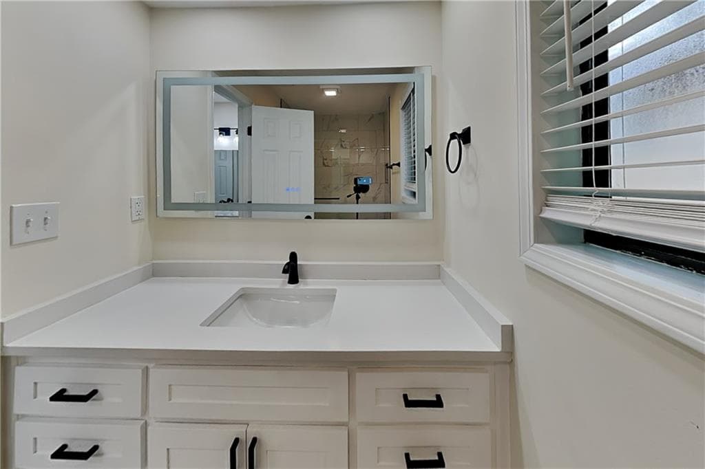 3 bedroom, 2 bathroom, 2,023 sq ft single family residence for rent at 1110 Lake Drive, Roswell, GA 30075 for $3,300 a month — photo 10