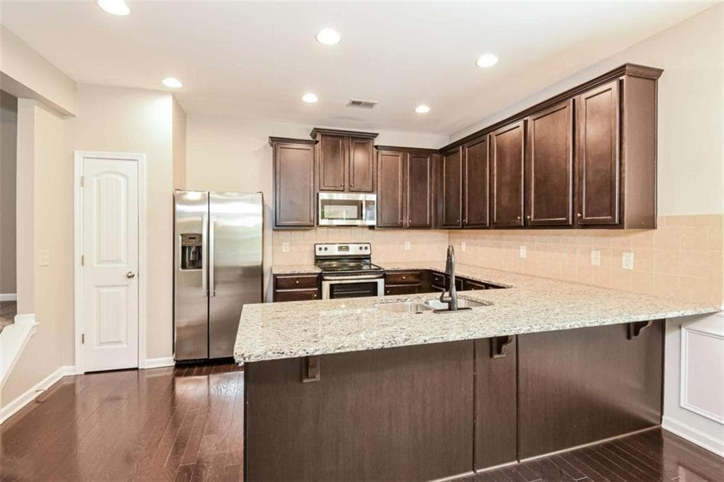 5 bedroom, 4 bathroom, 2,800 sq ft single family residence under contract at 109 Cessna Drive, Canton, GA 30114 — photo 5