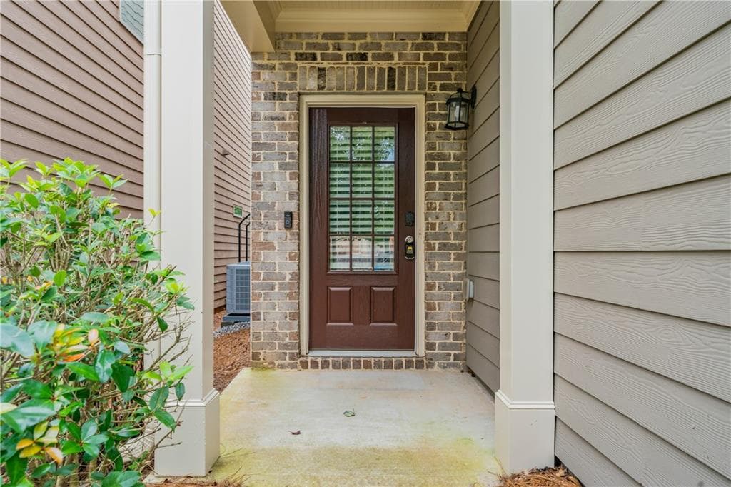 4 bedroom, 3 bathroom, 2,358 sq ft single family residence for rent at 4940 Breezewood Circle, Alpharetta, GA 30004 for $2,850 a month — photo 2