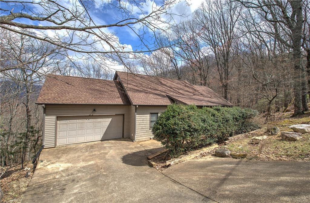 3 bedroom, 4 bathroom, 3,006 sq ft single family residence for sale at 207 Stone Ridge Court, Jasper, GA 30143 — photo 2