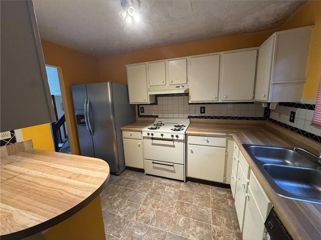 3 bedroom, 3 bathroom, 1,382 sq ft single family residence under contract at 4597 Arborwalk Court, Stone Mountain, GA 30083 — photo 4