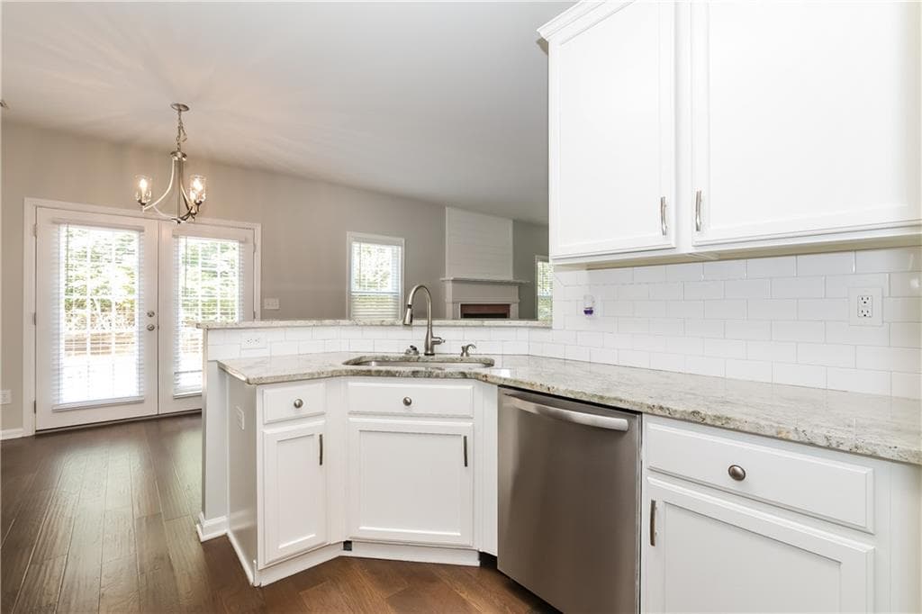 4 bedroom, 3 bathroom, 2,636 sq ft single family residence for sale at 7340 Lanier Cove Court, Cumming, GA 30041 — photo 7