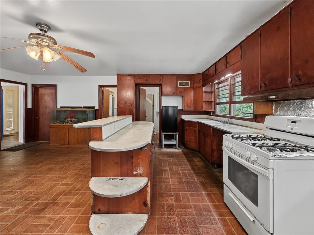 4 bedroom, 3 bathroom, 2,396 sq ft single family residence under contract at 675 Holly Drive, Gainesville, GA 30501 — photo 4