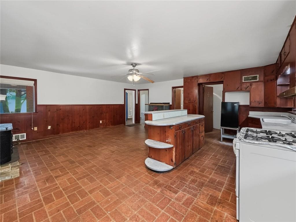 4 bedroom, 3 bathroom, 2,396 sq ft single family residence under contract at 675 Holly Drive, Gainesville, GA 30501 — photo 5
