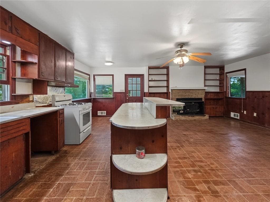 4 bedroom, 3 bathroom, 2,396 sq ft single family residence under contract at 675 Holly Drive, Gainesville, GA 30501 — photo 7