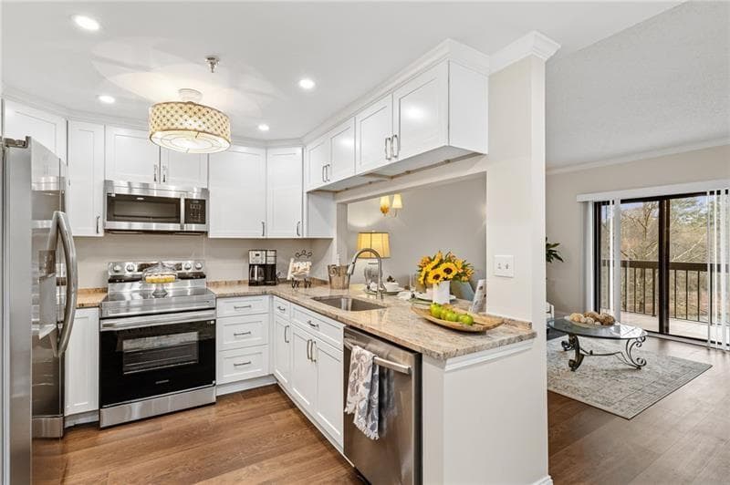 1 bedroom, 1 bathroom, 800 sq ft condominium for sale at 1800 Clairmont Lake #426, Decatur, GA 30033 — photo 3