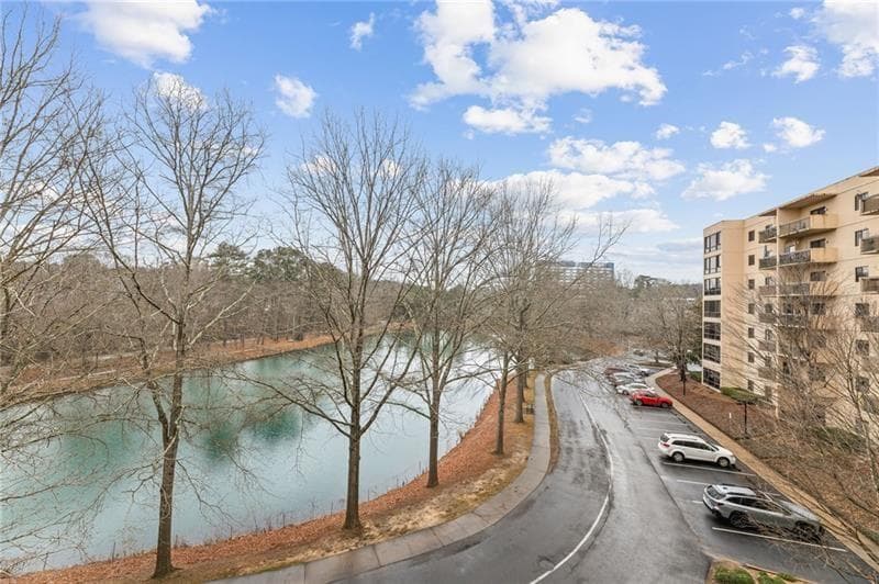 1 bedroom, 1 bathroom, 800 sq ft condominium for sale at 1800 Clairmont Lake #426, Decatur, GA 30033 — photo 2