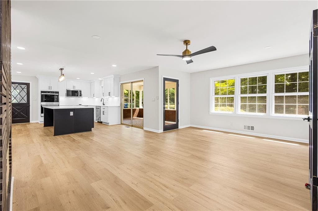 5 bedroom, 6 bathroom, 2,984 sq ft single family residence for sale at 3390 Somerset Trail, Atlanta, GA 30331 — photo 9