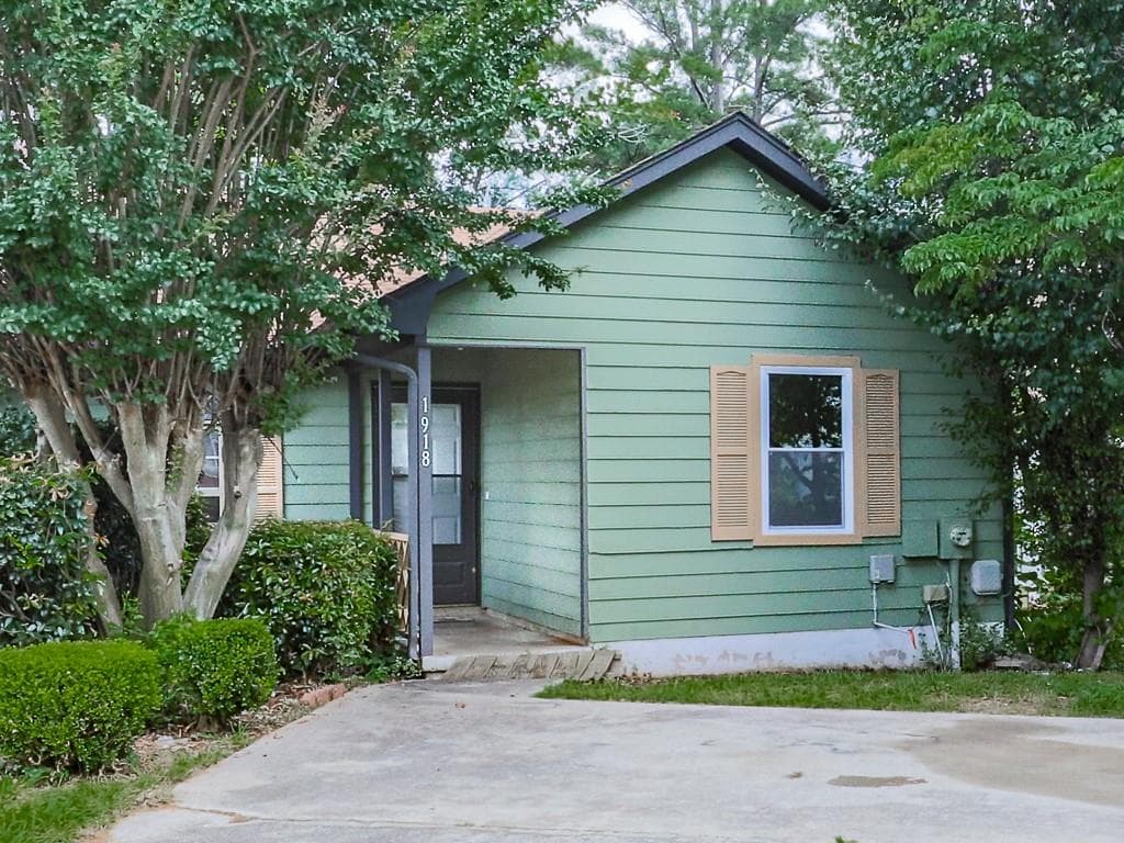 2 bedroom, 2 bathroom, 1,182 sq ft townhouse under contract at 1918 Cornell Way, Morrow, GA 30260