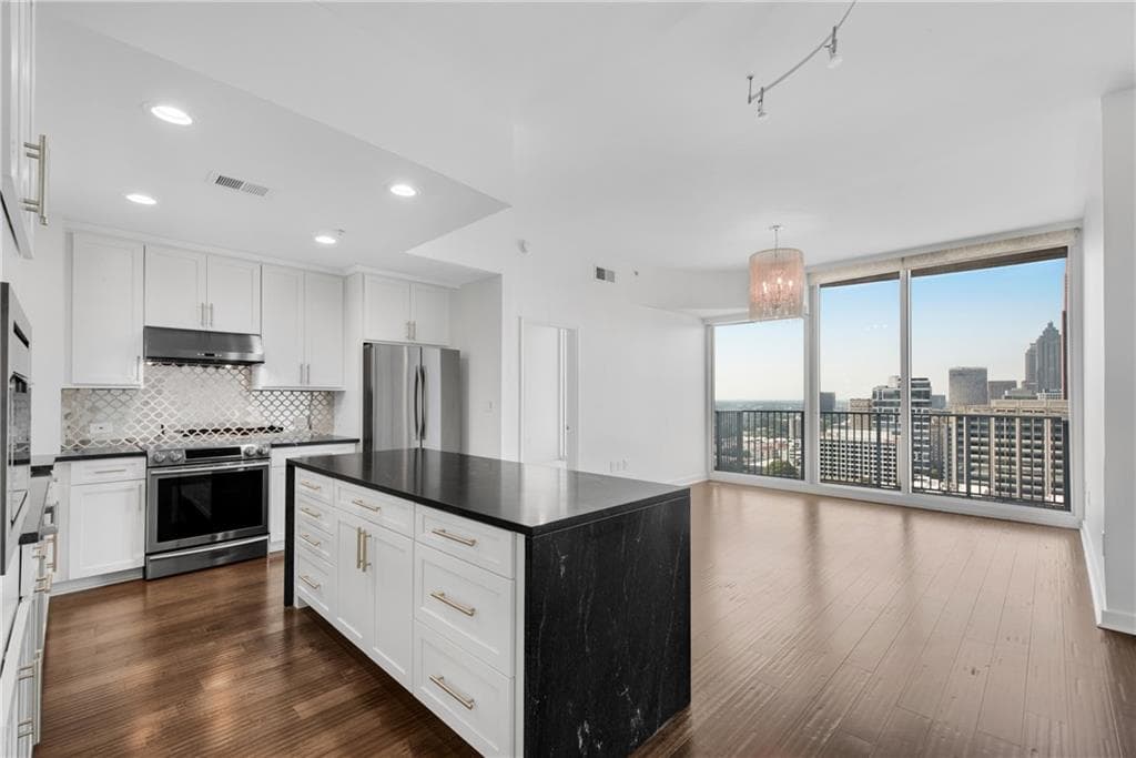 2 bedroom, 2 bathroom, 1,522 sq ft condominium under contract at 860 Peachtree Street 2409, Atlanta, GA 30308 — photo 7