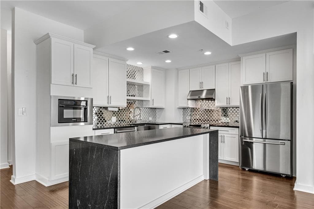 2 bedroom, 2 bathroom, 1,522 sq ft condominium under contract at 860 Peachtree Street 2409, Atlanta, GA 30308 — photo 9