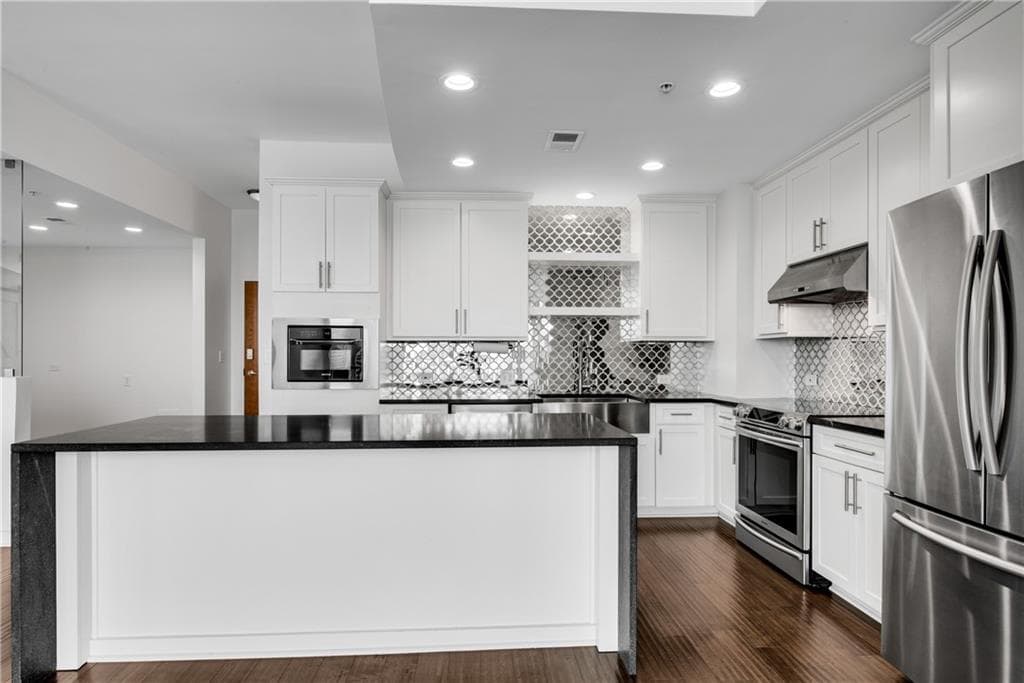 2 bedroom, 2 bathroom, 1,522 sq ft condominium under contract at 860 Peachtree Street 2409, Atlanta, GA 30308 — photo 10