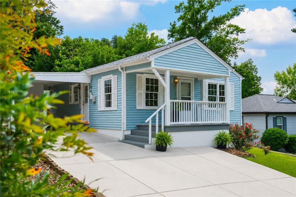 2 bedroom, 2 bathroom, 949 sq ft single family residence for sale at 704 Skyview Drive, Marietta, GA 30060 — photo 1 of 28