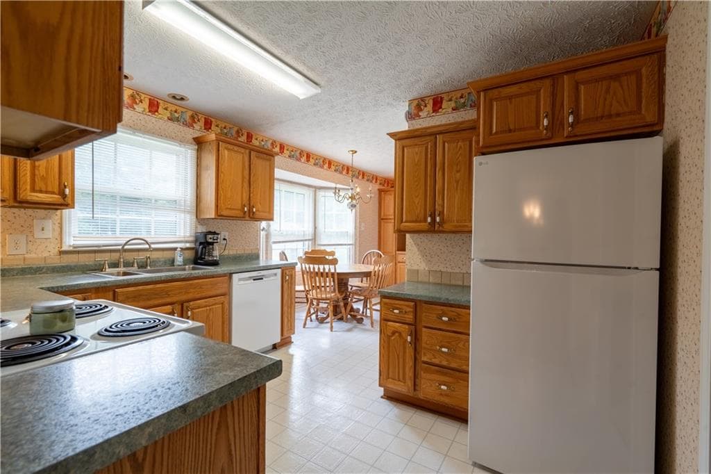 3 bedroom, 2 bathroom, 1,848 sq ft single family residence under contract at 2685 Ashworth Lake Road, Snellville, GA 30078 — photo 4