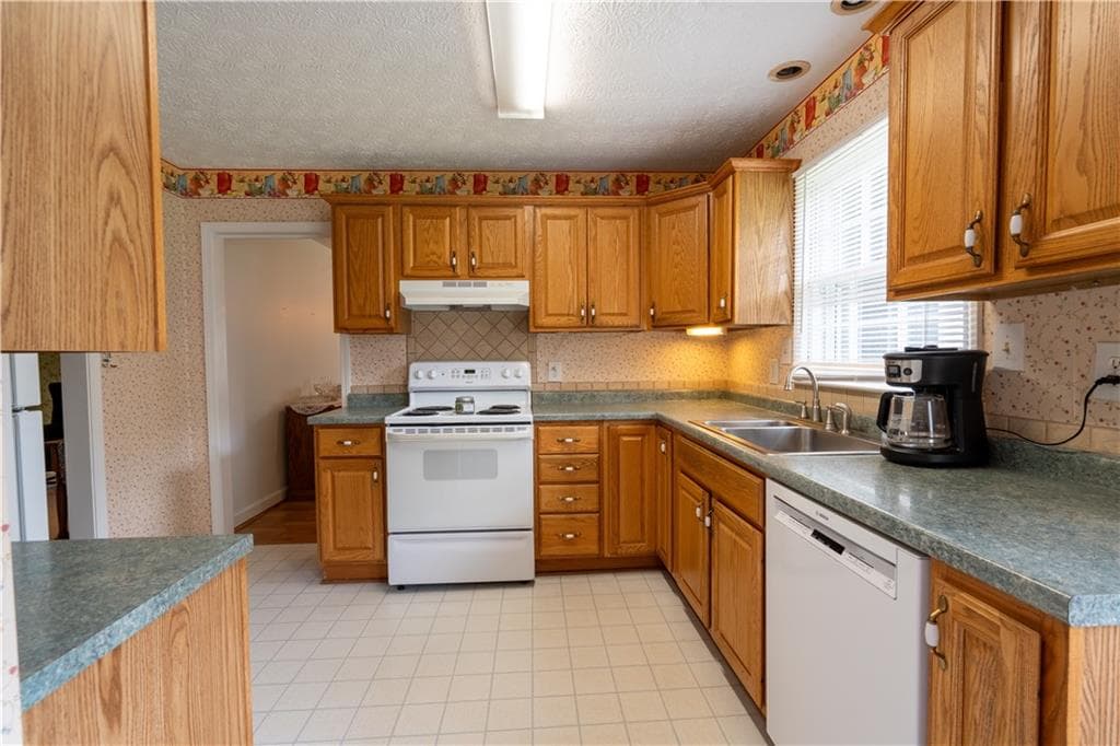 3 bedroom, 2 bathroom, 1,848 sq ft single family residence under contract at 2685 Ashworth Lake Road, Snellville, GA 30078 — photo 5
