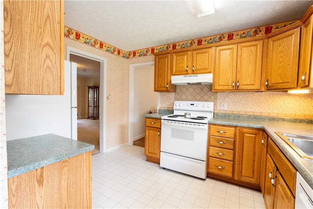 3 bedroom, 2 bathroom, 1,848 sq ft single family residence under contract at 2685 Ashworth Lake Road, Snellville, GA 30078 — photo 6