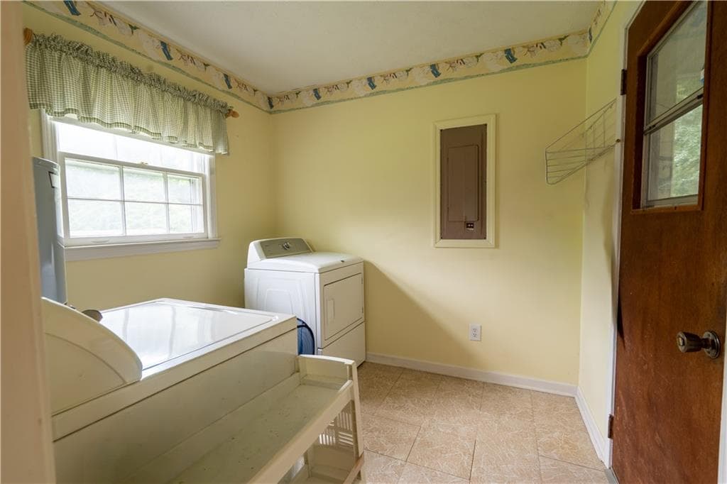 3 bedroom, 2 bathroom, 1,848 sq ft single family residence under contract at 2685 Ashworth Lake Road, Snellville, GA 30078 — photo 7