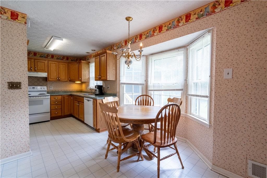 3 bedroom, 2 bathroom, 1,848 sq ft single family residence under contract at 2685 Ashworth Lake Road, Snellville, GA 30078 — photo 8