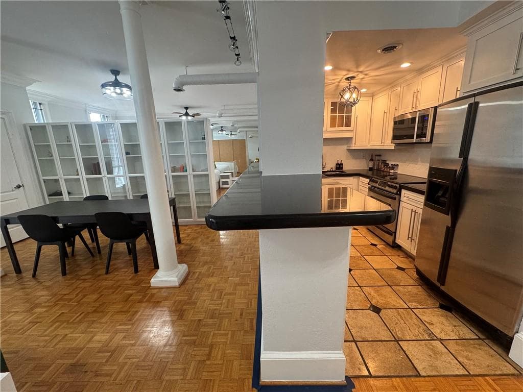 1 bedroom, 1 bathroom, 889 sq ft condominium sold at 3060 Pharr Court North 613, Atlanta, GA 30305