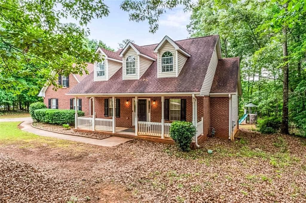 3 bedroom, 2 bathroom, 2,026 sq ft single family residence for sale at 1020 Shumard Lane, Mcdonough, GA 30252 — photo 2