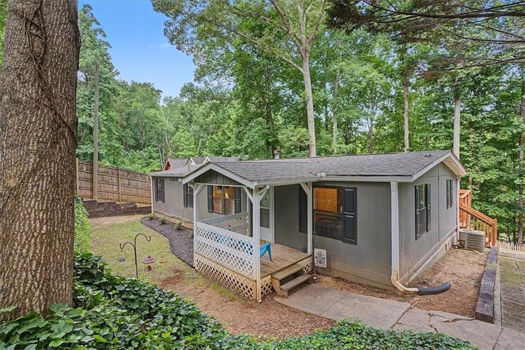 3 bedroom, 2 bathroom, 1,248 sq ft single family residence for sale at 6695 Thunder Trail, Gainesville, GA 30506 — photo 4