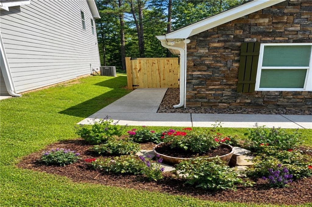 3 bedroom, 2 bathroom, 1,196 sq ft single family residence for sale at 61 Hood Park Court, Jasper, GA 30143 — photo 4