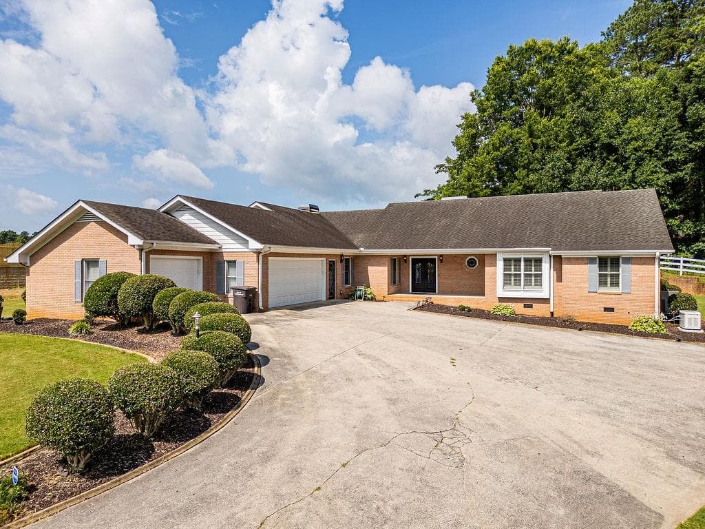 3 bedroom, 3 bathroom, 2,869 sq ft single family residence for sale at 210 Wildwood Drive, Cartersville, GA 30120 — photo 3