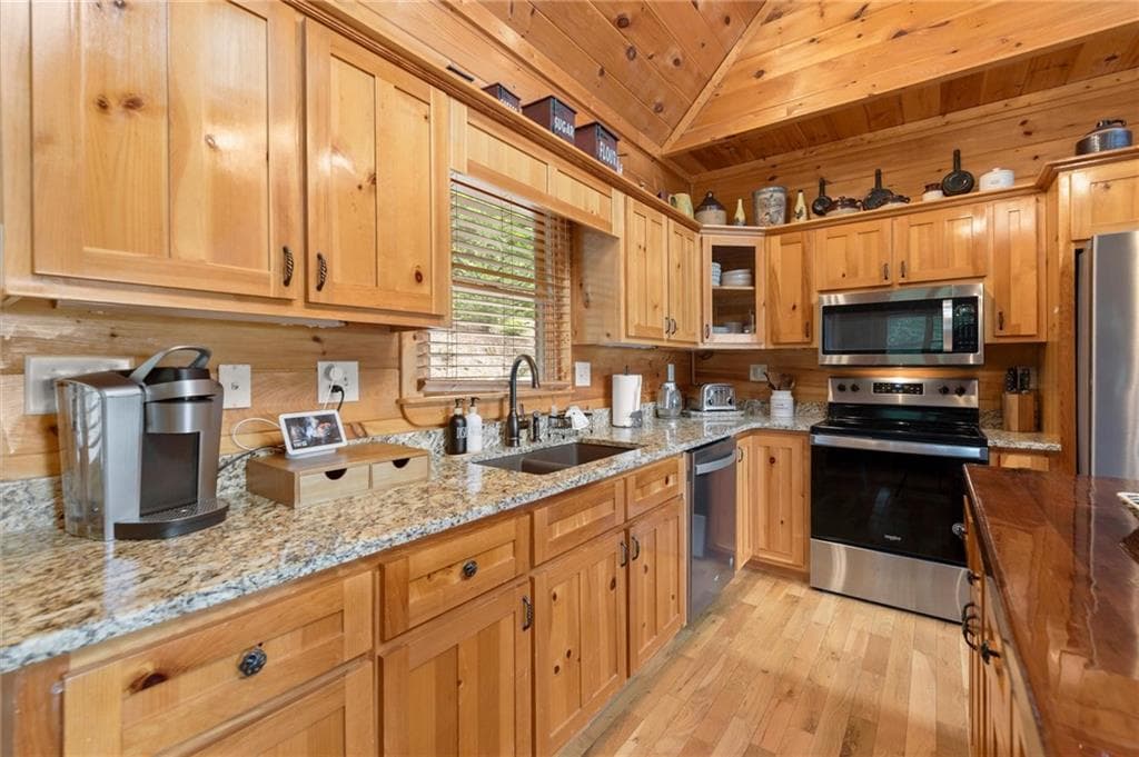 4 bedroom, 3 bathroom, 2,400 sq ft single family residence for sale at 98 Aries Lane, Blue Ridge, GA 30513 — photo 6