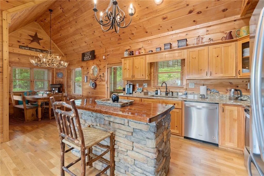 4 bedroom, 3 bathroom, 2,400 sq ft single family residence for sale at 98 Aries Lane, Blue Ridge, GA 30513 — photo 8
