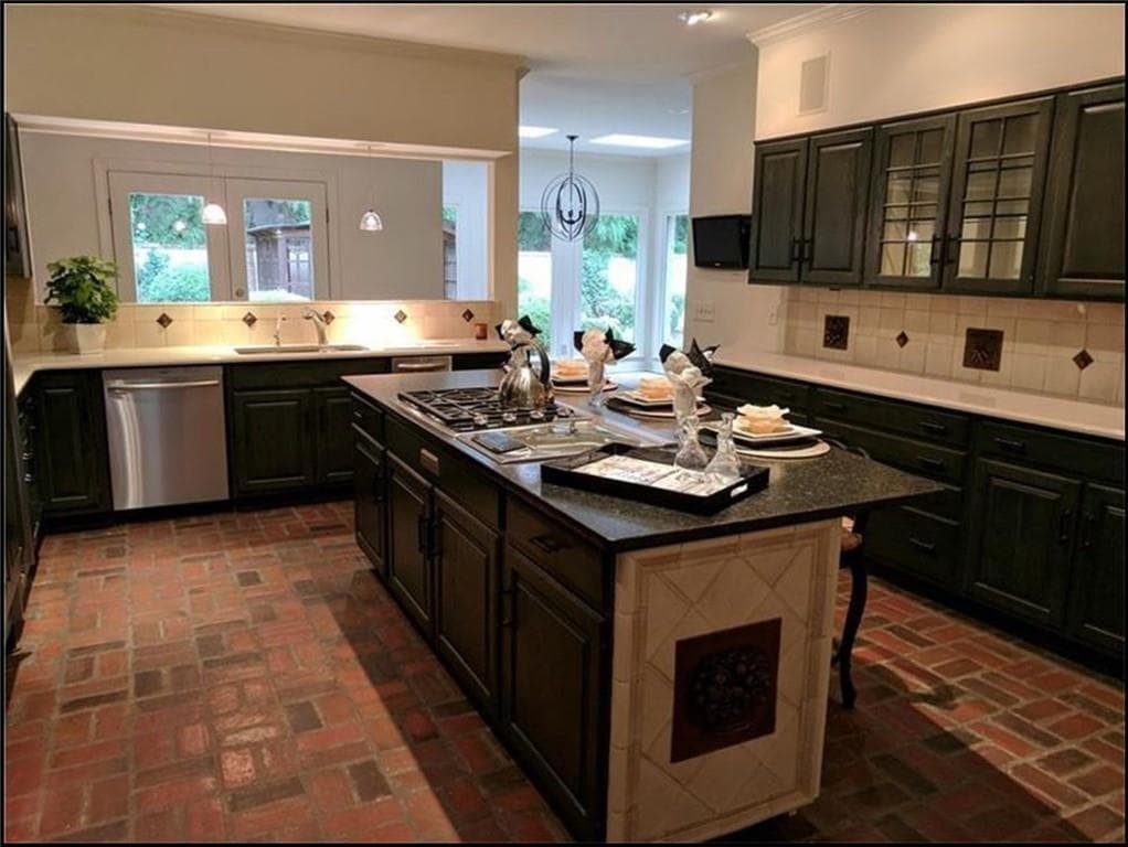 5 bedroom, 6 bathroom, 5,105 sq ft single family residence for sale at 335 Green Glen Way, Atlanta, GA 30327 — photo 8