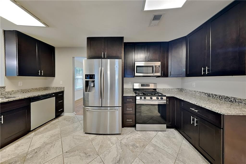 4 bedroom, 3 bathroom, 2,418 sq ft single family residence for rent at 7005 Greenfield Lane, Cumming, GA 30028 for $2,450 a month — photo 7