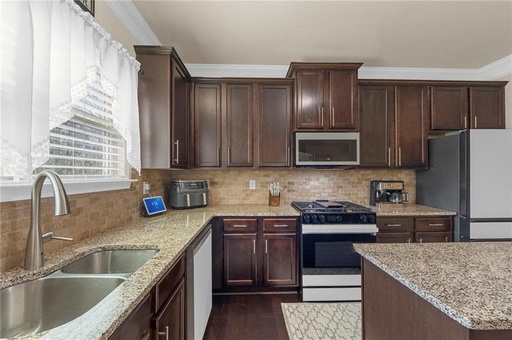 4 bedroom, 5 bathroom, 4,260 sq ft single family residence under contract at 5291 Clingman Court, Douglasville, GA 30135 — photo 8