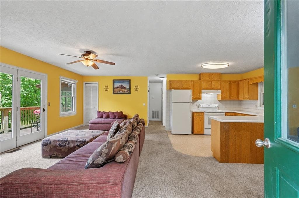 3 bedroom, 2 bathroom, 2,120 sq ft single family residence for sale at 574 Bachelors Button Drive, Clayton, GA 30525 — photo 7