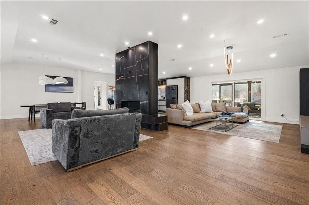 5 bedroom, 4 bathroom, 4,060 sq ft single family residence for sale at 915 Lost Forest Drive, Atlanta, GA 30328 — photo 6