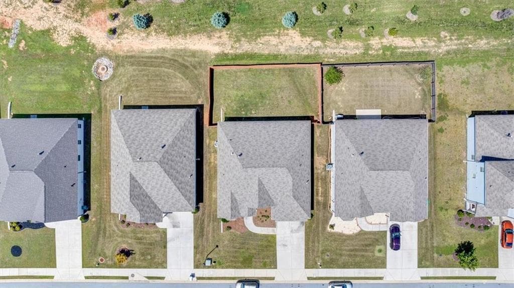 3 bedroom, 2 bathroom, 2,266 sq ft single family residence under contract at 810 Codex Drive, Fairburn, GA 30213 — photo 6