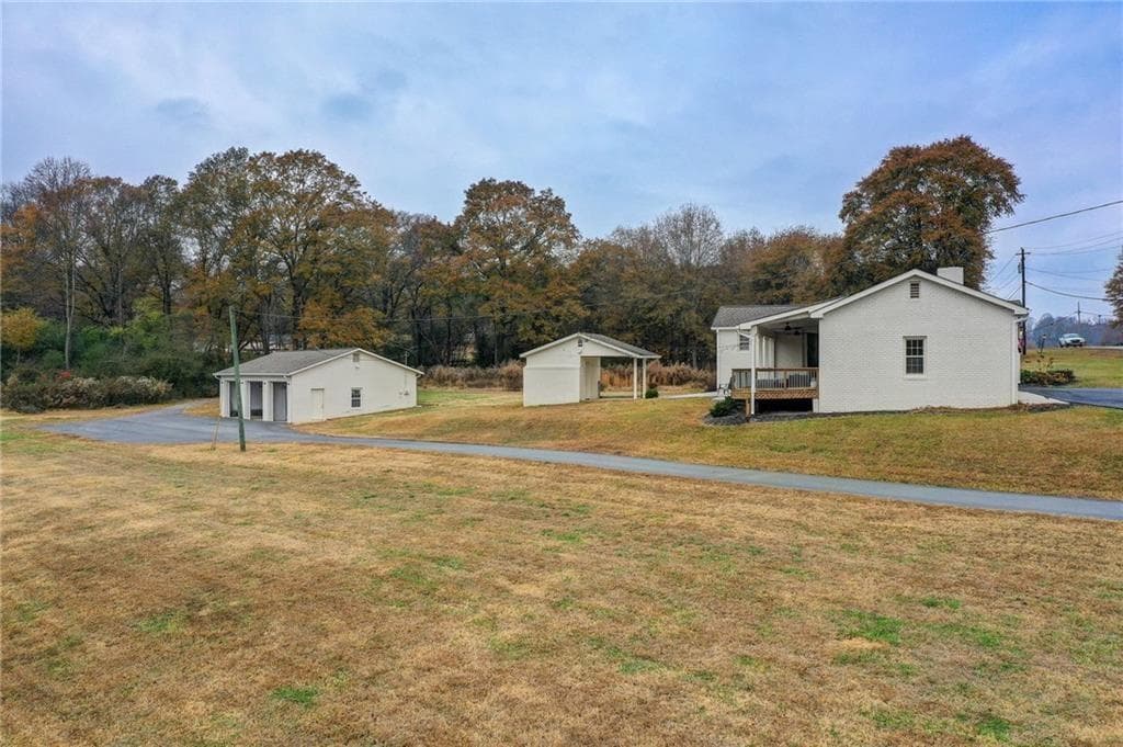 3 bedroom, 2 bathroom, 1,476 sq ft single family residence for sale at 5125 Dahlonega Highway, Cumming, GA 30028 — photo 1 of 43