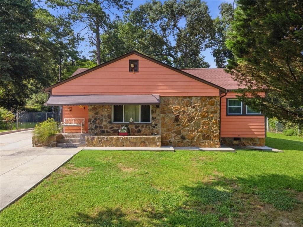 3 bedroom, 2 bathroom, 1,380 sq ft single family residence for sale at 318 Greenwood Avenue, Rome, GA 30165 — photo 3