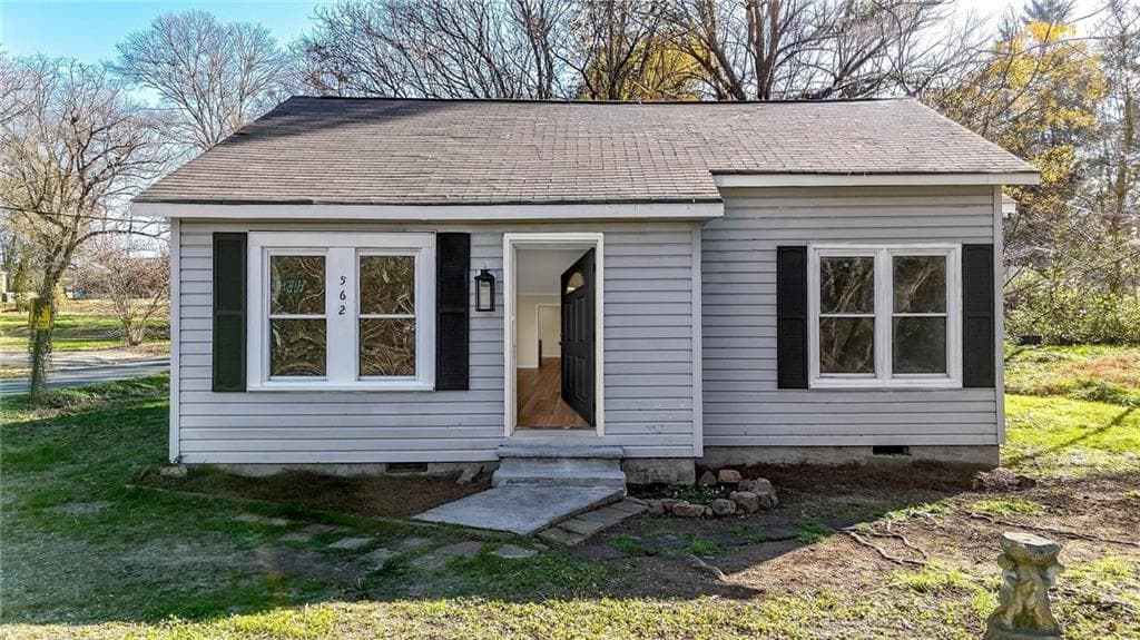 3 bedroom, 1 bathroom, 870 sq ft single family residence under contract at 562 Highland Avenue, Summerville, GA 30747