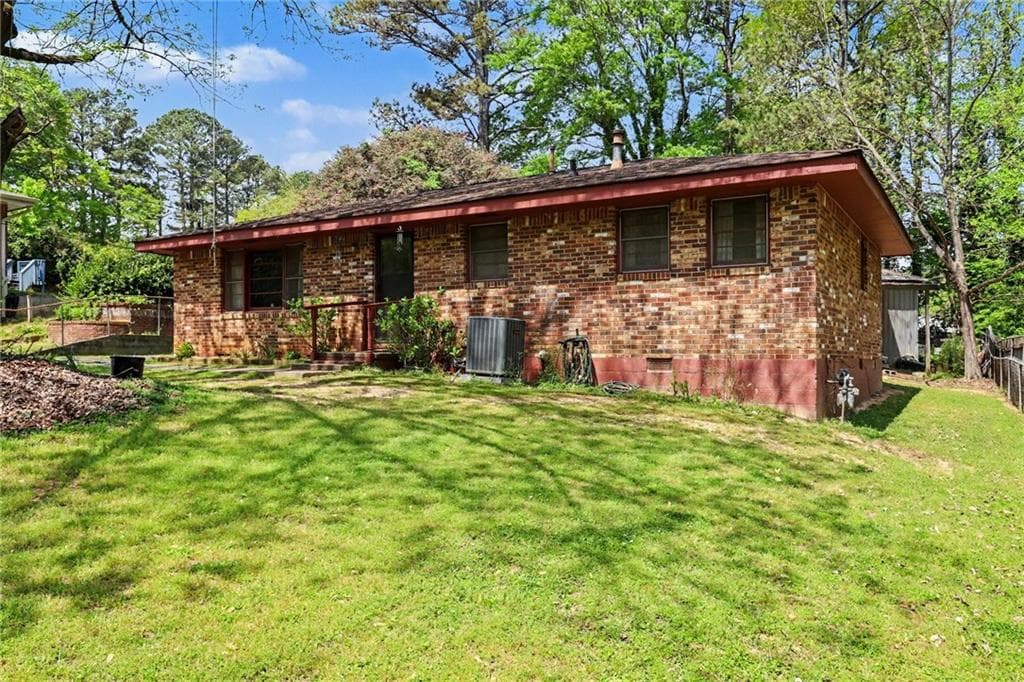 3 bedroom, 2 bathroom, 1,422 sq ft single family residence under contract at 7019 Lakeview Lane, Doraville, GA 30360 — photo 2