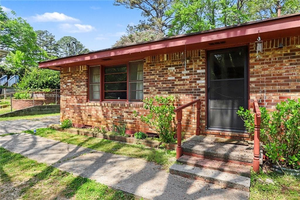 3 bedroom, 2 bathroom, 1,422 sq ft single family residence under contract at 7019 Lakeview Lane, Doraville, GA 30360 — photo 4