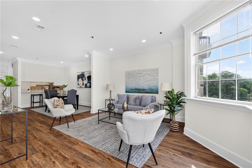 2 bedroom, 2 bathroom, 1,323 sq ft condominium for sale at 2499 Peachtree Road 508, Atlanta, GA 30305 — photo 2