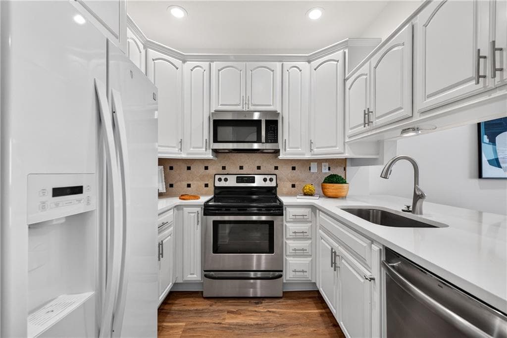 2 bedroom, 2 bathroom, 1,323 sq ft condominium for sale at 2499 Peachtree Road 508, Atlanta, GA 30305 — photo 6