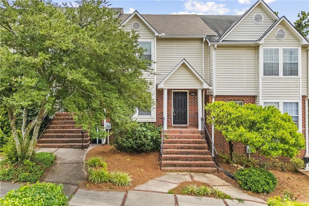3 bedroom, 3 bathroom, 1,192 sq ft townhouse for rent at 2266 Oak Glenn Circle, Duluth, GA 30096 for $2,000 a month — photo 1 of 41