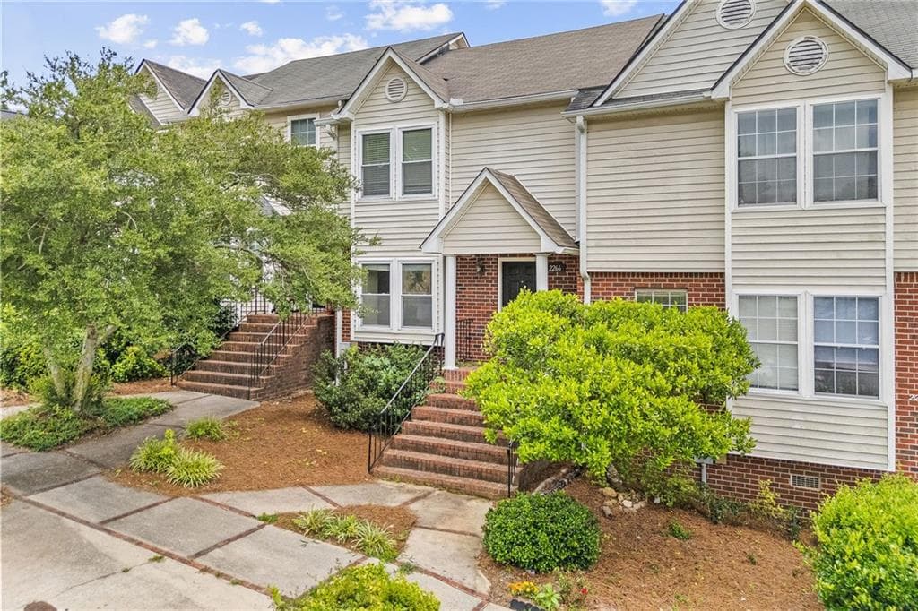 3 bedroom, 3 bathroom, 1,192 sq ft townhouse for rent at 2266 Oak Glenn Circle, Duluth, GA 30096 for $2,000 a month — photo 2