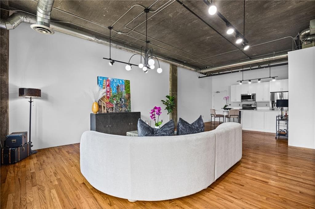 1 bedroom, 1 bathroom, 1,080 sq ft condominium for sale at 3235 Roswell Road 620, Atlanta, GA 30305 — photo 5