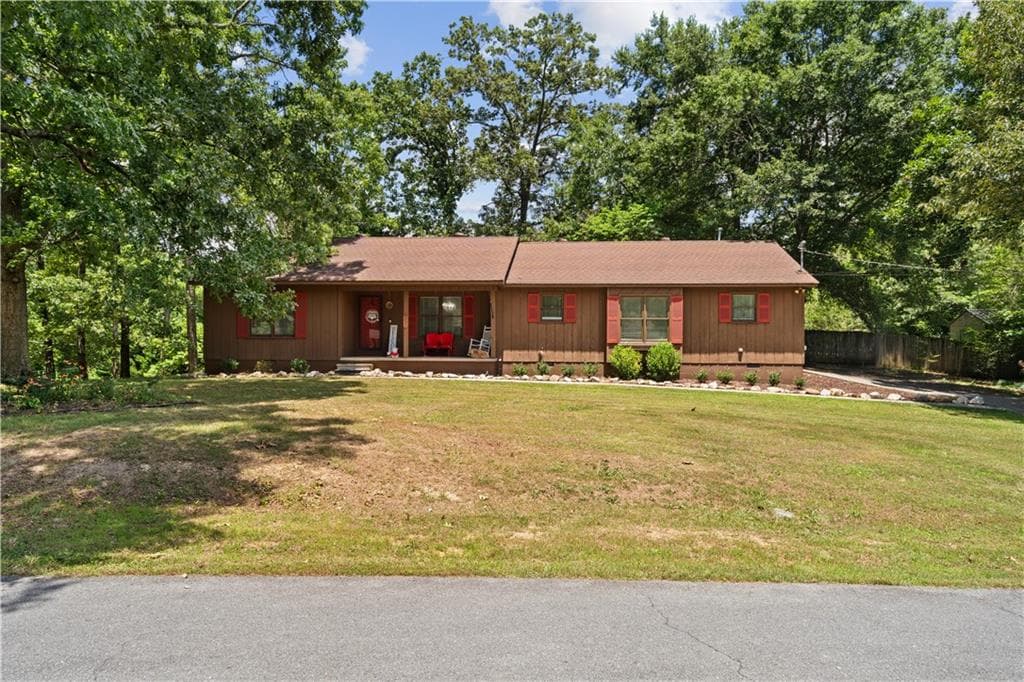 3 bedroom, 2 bathroom, 1,523 sq ft single family residence under contract at 234 Chiefvan Terrace, Calhoun, GA 30701 — photo 2