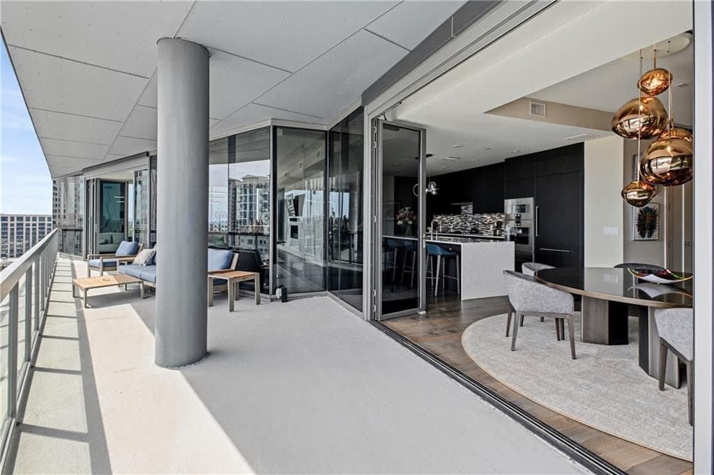 3 bedroom, 4 bathroom, 3,290 sq ft condominium for sale at 3107 Peachtree Road 1001, Atlanta, GA 30305 — photo 2