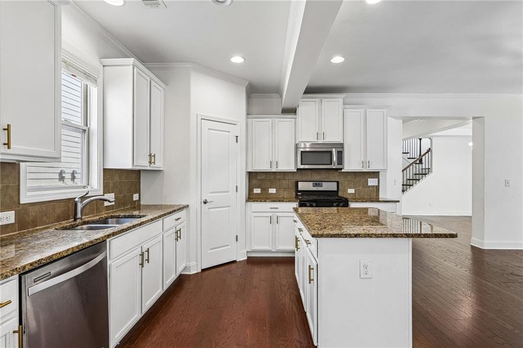 3 bedroom, 3 bathroom, 2,367 sq ft single family residence for sale at 3534 S Sherwood Road, Smyrna, GA 30082 — photo 6