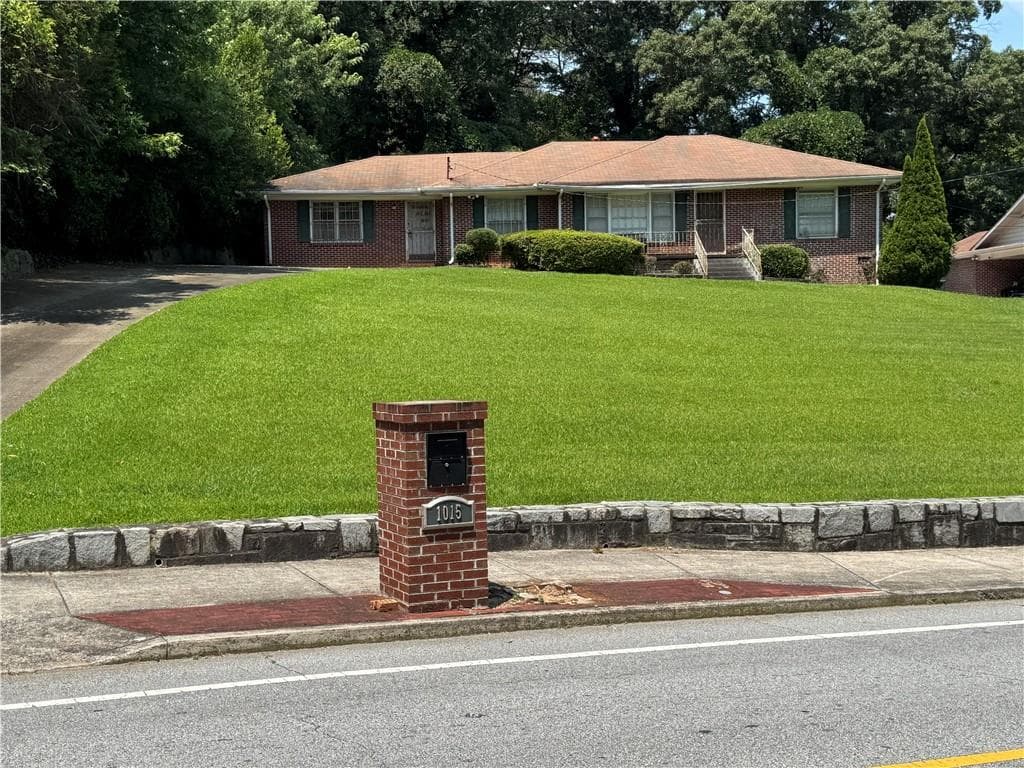 3 bedroom, 2 bathroom, 1,892 sq ft single family residence for sale at 1015 Lynhurst Drive, Atlanta, GA 30311 — photo 2