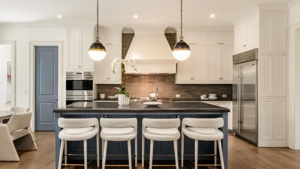 5 bedroom, 7 bathroom, 6,835 sq ft single family residence for sale at 723 Glenairy Court, Sandy Springs, GA 30328 — photo 3